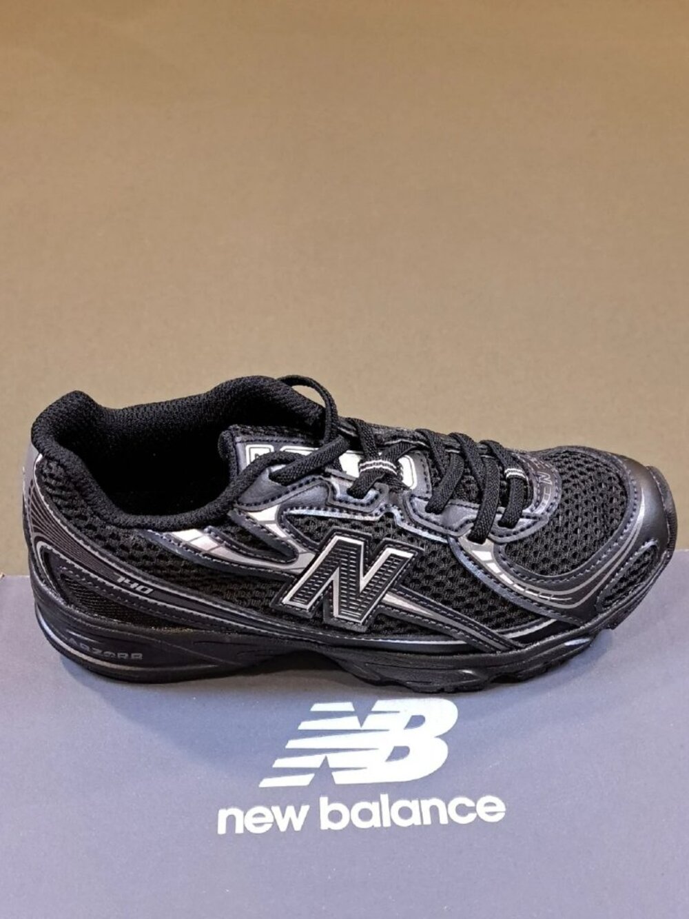 New Balance Kids 740 Bungee Lace - Color: Black/Silver Metallic - Size: Kids 1.5